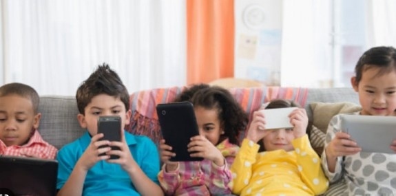 ДАЗД: Децата влизат в социални мрежи поне по пет пъти на ден